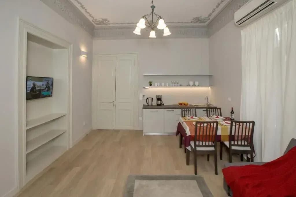 Magnificent neoclassical apt in Syntagma-Plaka by GHH - photo 6