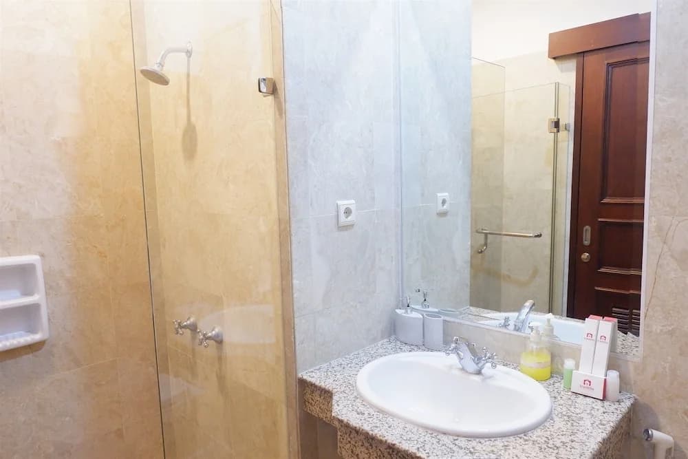 Homey The Bellezza Apartment - photo 8