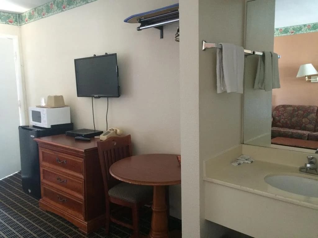 Van Ness Inn - photo 8