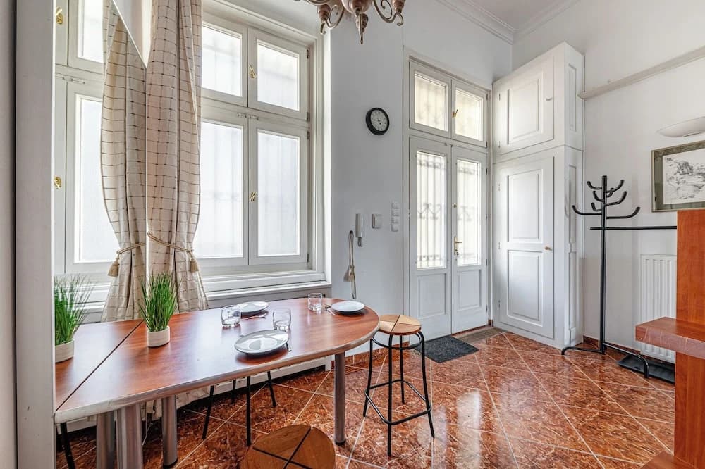 Budapest Classic Charm | 2Br + Cornertub + Smarttv - photo 4