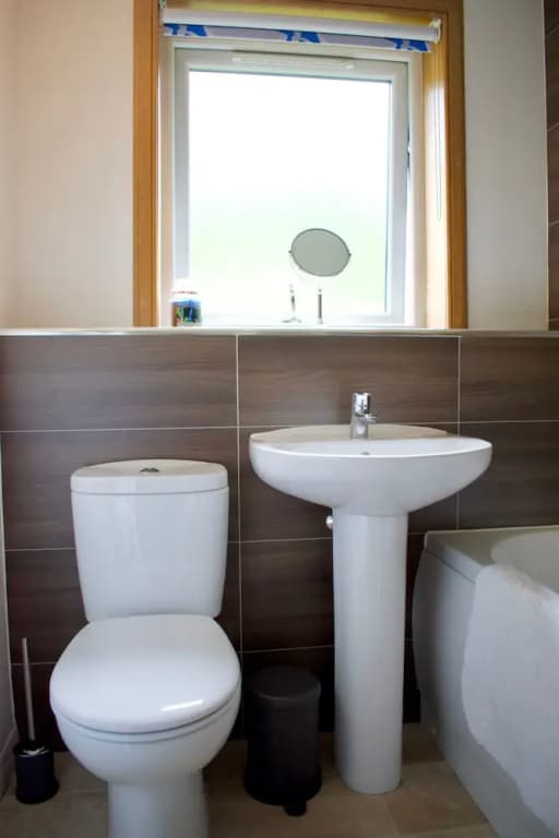 Modern 2 Bedroom Ground Floor Flat with Parking - photo 7
