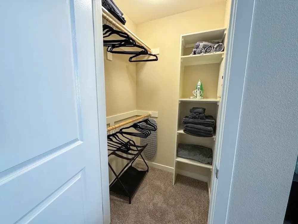 Modern Comfort W Pool GYM Parking 10 Min to Cedars - photo 29