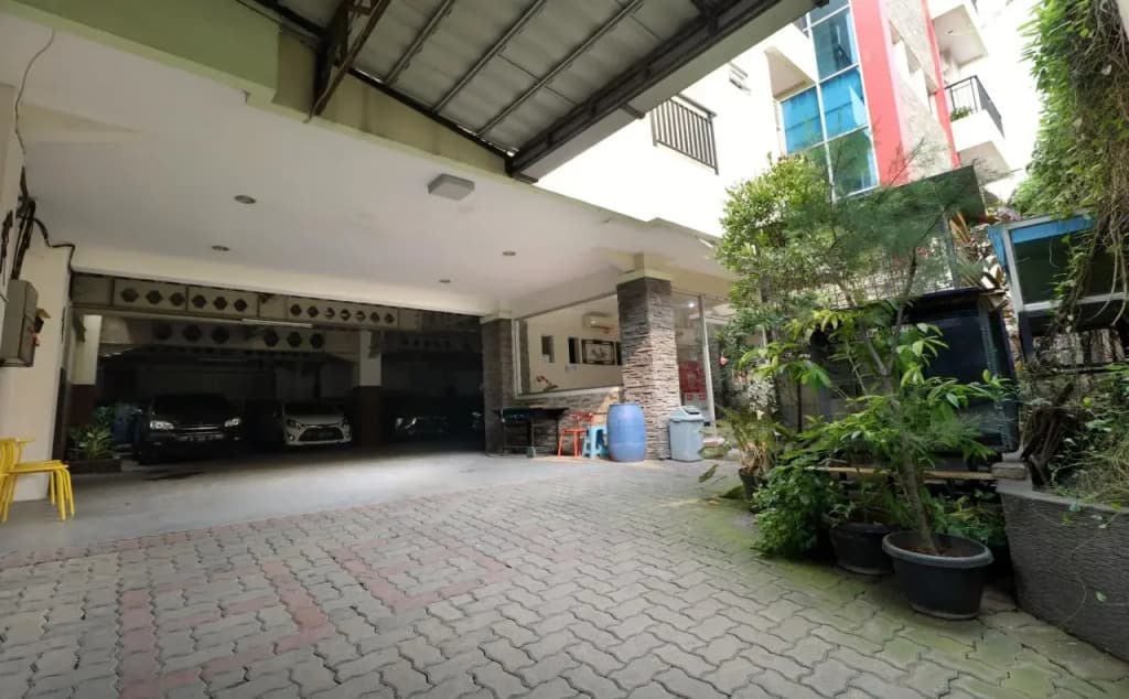 Clover Residence Near Mall Ambassador - photo 17