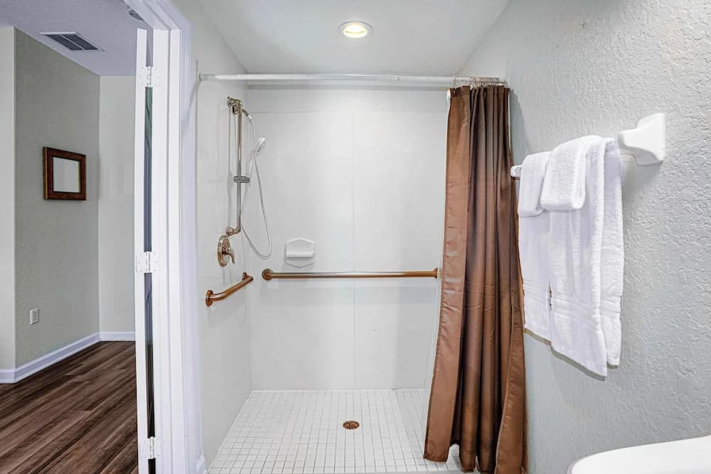Spacious Townhome W/patio & Garage! Sleeps10 - photo 8