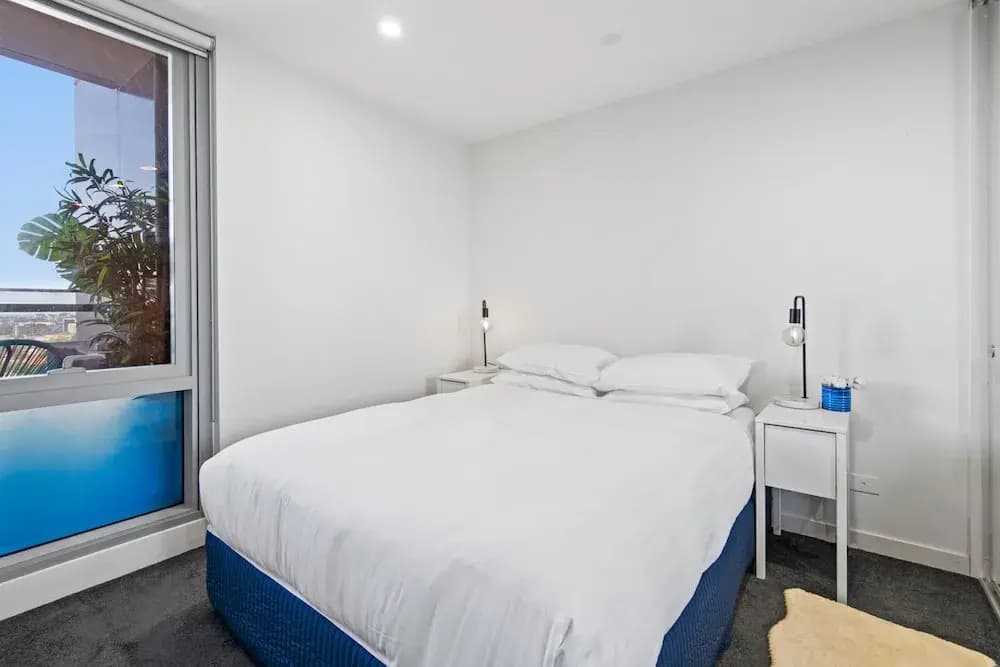 Chic 1-bed With Balcony Views and Amenities - photo 1