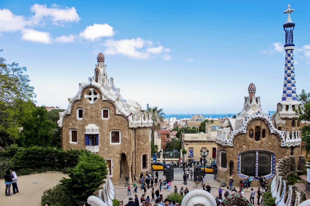 Large Guell Apartment - photo 16