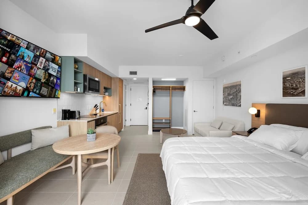 Elegant Studio with Panoramic City Views - photo 3