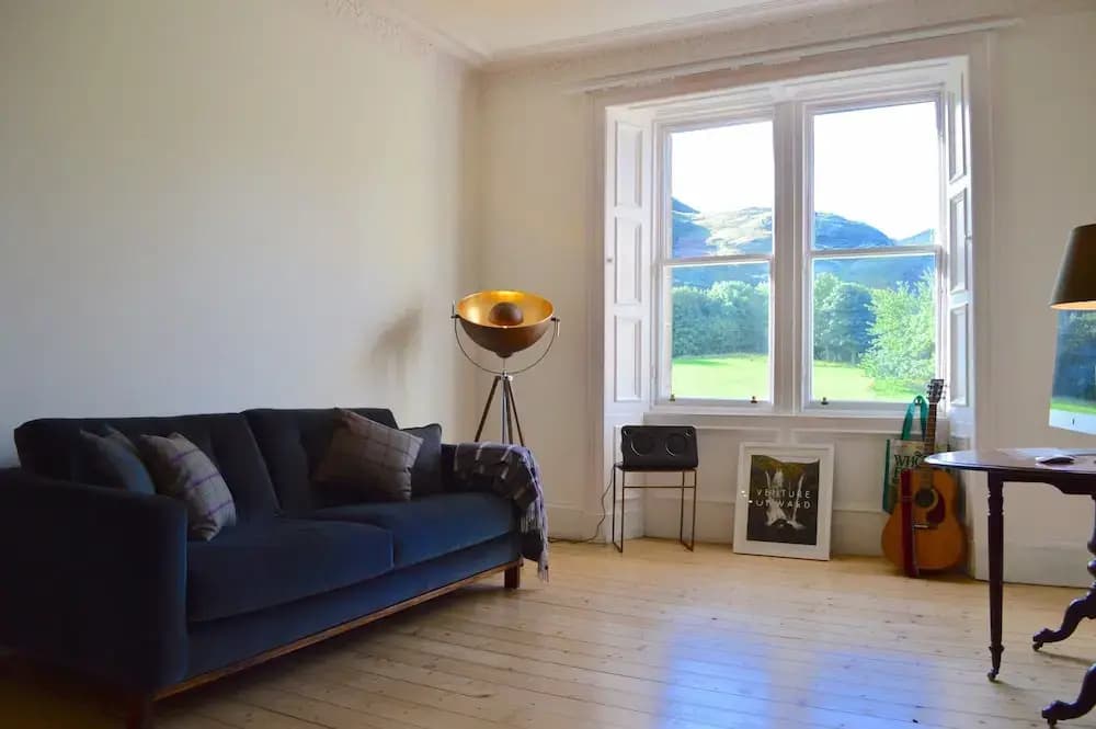 2 Bedroom Flat With Views of Holyrood - photo 4