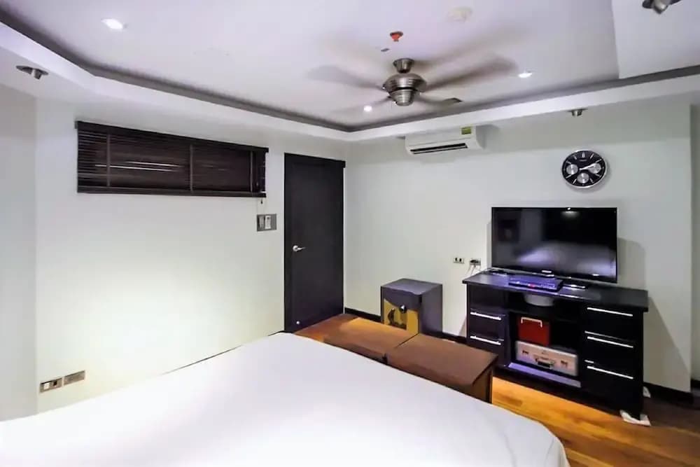 20th Floor 2-bed Condo With Stunning Views - photo 6