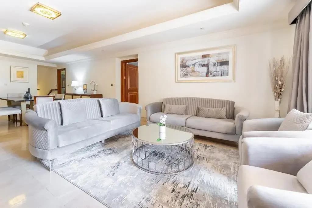 Luxurious 3BR Townhouse with Maid's & Private Pool in Palm Jumeirah - photo 2
