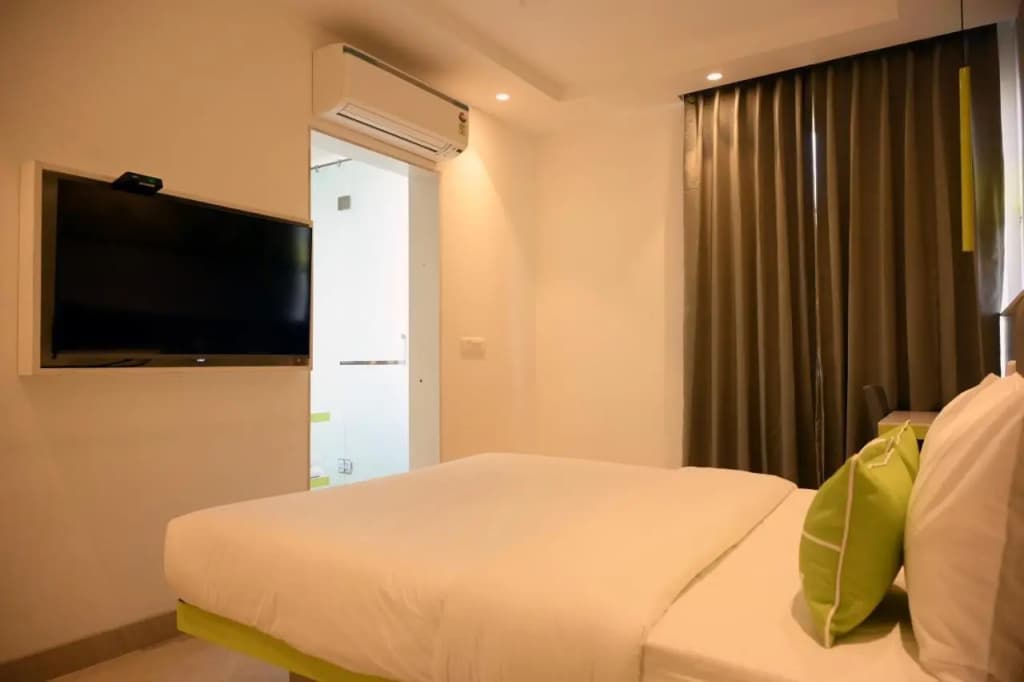 Hotel Le Roi Express @ Karol Bagh - photo 15