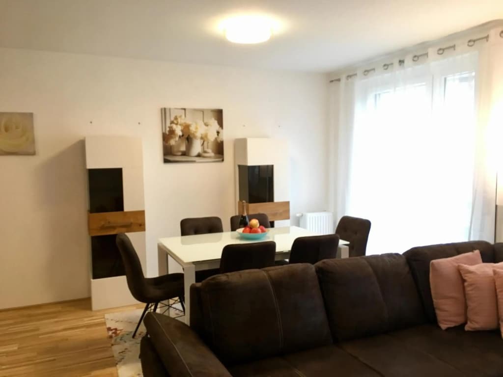 White Vintage Park View Apartment - photo 4