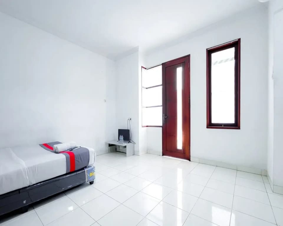 J&B Rooms Tomang Jakarta Mitra RedDoorz - photo 3