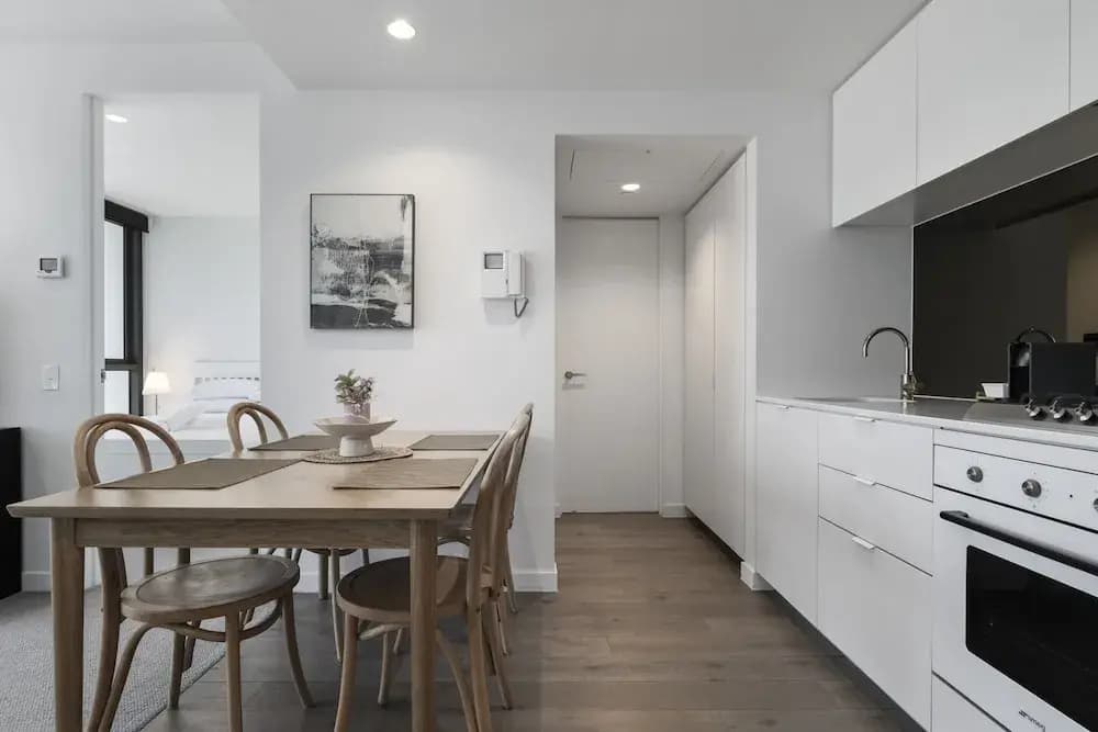 Bright South Yarra Flat With Balcony - photo 9