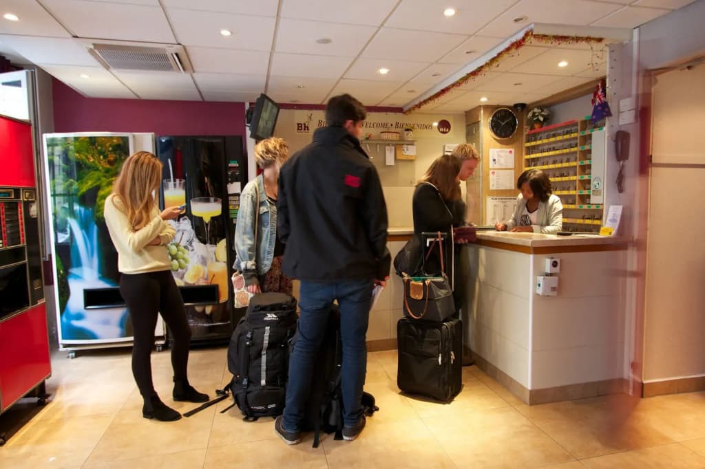 Bastille Hostel - photo 16