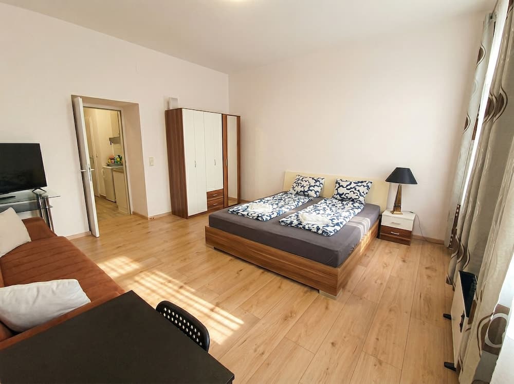 Only 15 Min to Center - Comfortable 1BR Apartment with TV & WIFI - photo 2