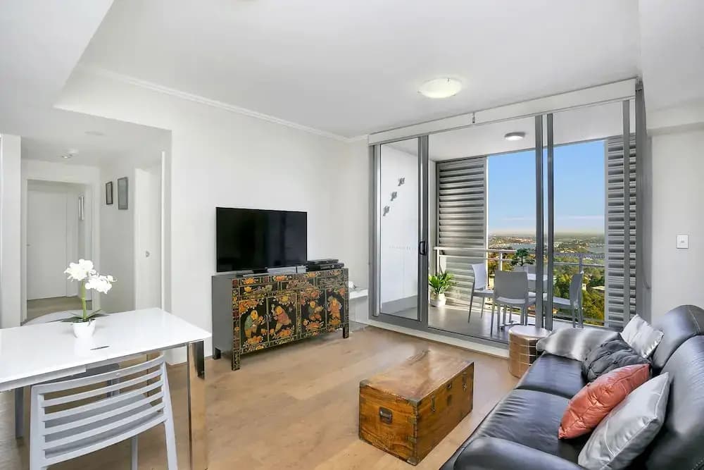 Bright Open Plan Spacious Two Bdr Apt - SL001 - photo 2