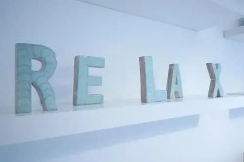 Modern 3 Br Apt with Balcony - photo 2