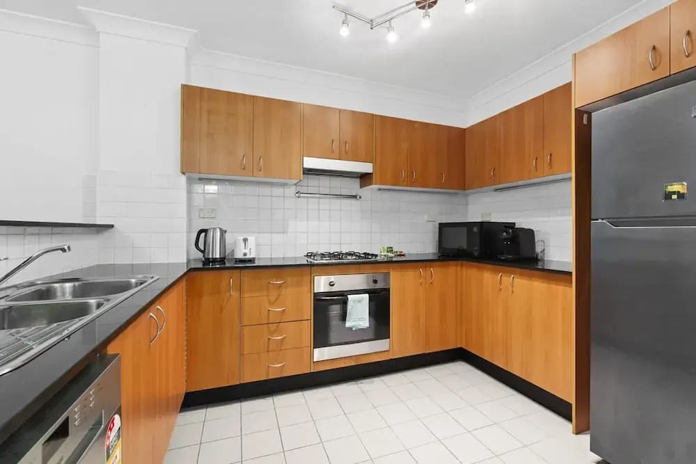 Bright Marrickville Flat With Balcony & Parking - photo 11