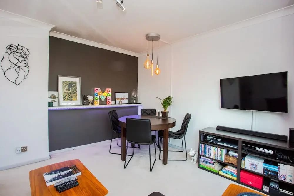 Quirky Urban Flat with Impressive Panoramic Views - photo 10