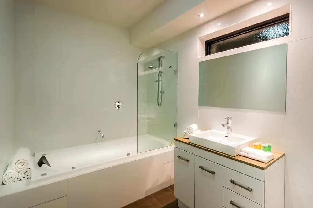 Crest on Barkly Serviced Apartments - photo 8