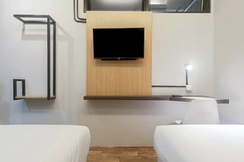 RedDoorz Plus near Gandaria City Mall 2 - photo 4
