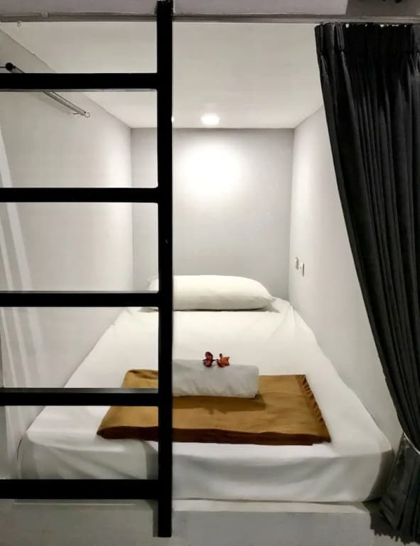 Hotel Sunset Capsule Hostel - photo 2