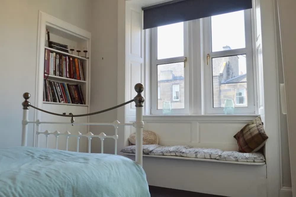 Modern 1 Bedroom Flat - main photo