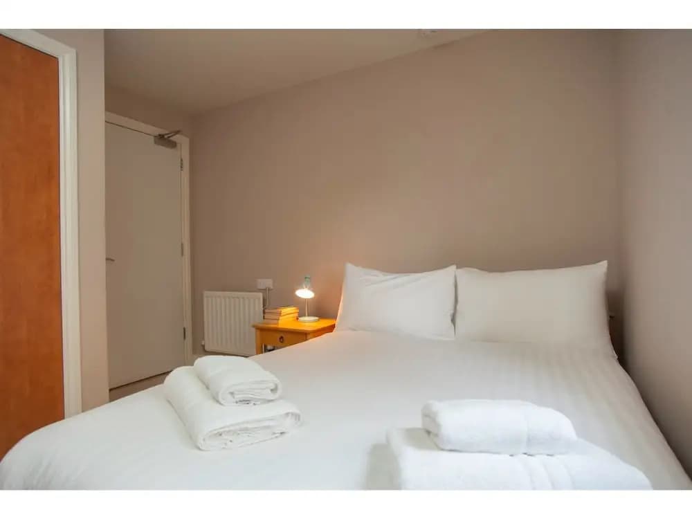 Gorgeous 2 Bed Flat in Historical Edinburgh - photo 3