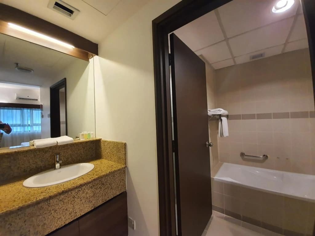 Crown Regency Serviced Suites - photo 6
