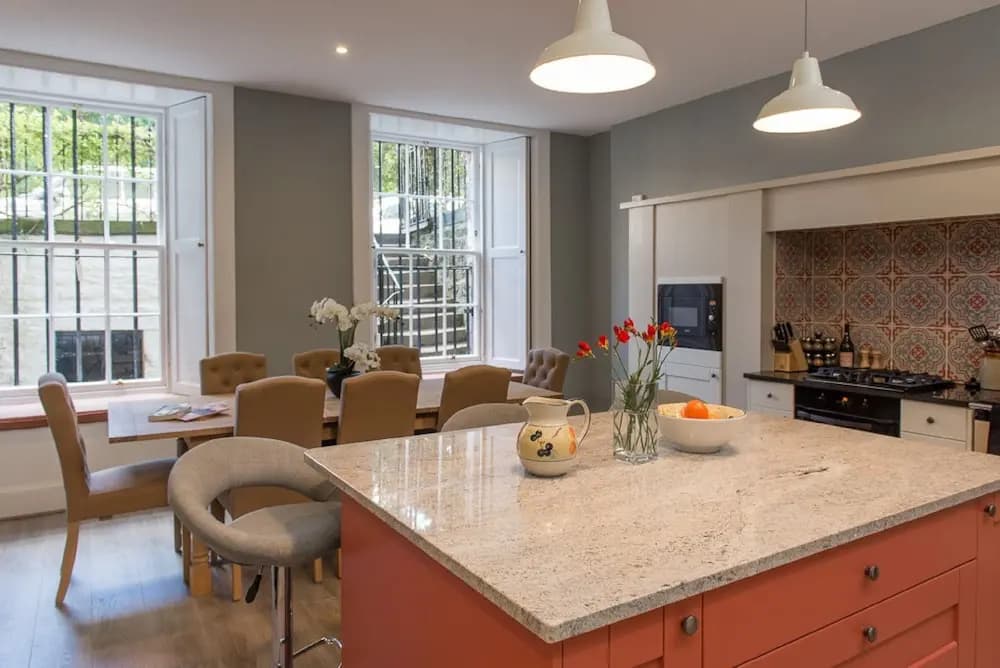 Authentic Central 3-Bedroom Apartment - photo 17