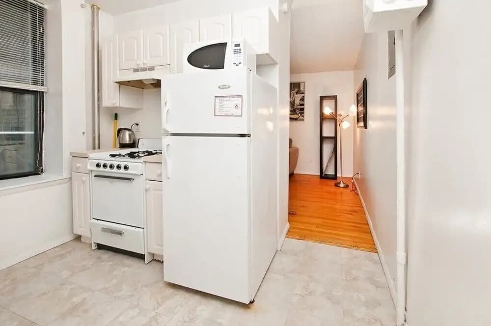 Spacious 2 BR - Upper East / 329#13 - photo 1