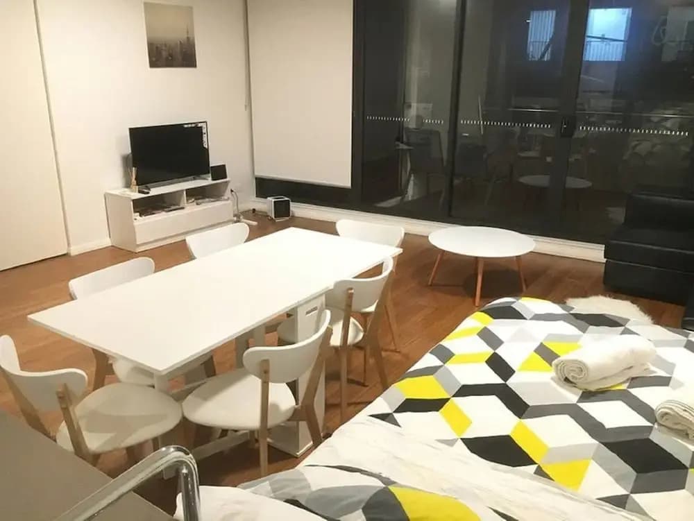CBD Apartment in Perfect Location - photo 2
