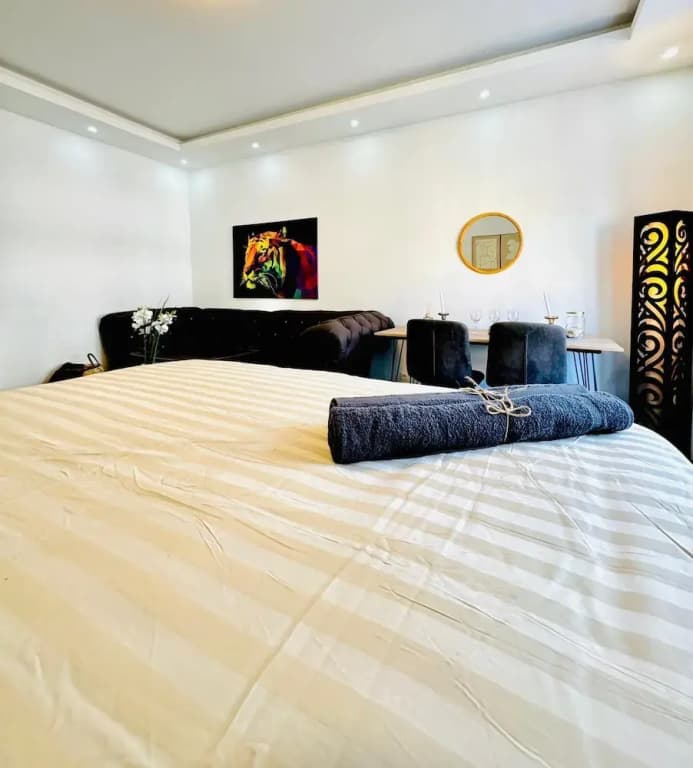 Spacious 7BR Apartment Prime Location - photo 6