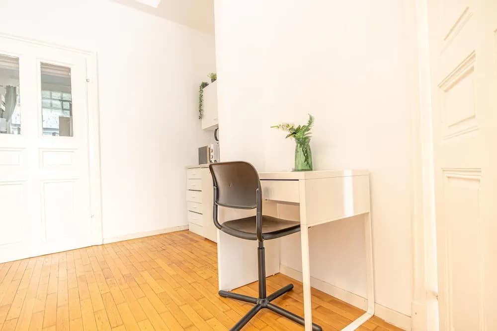 Friendly 2BR Apt- Near Rennweg - photo 9