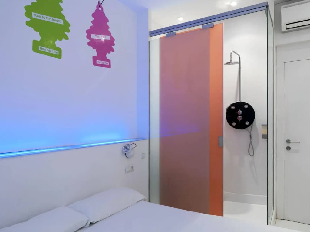 Chic & Basic Tallers Hostal - photo 5
