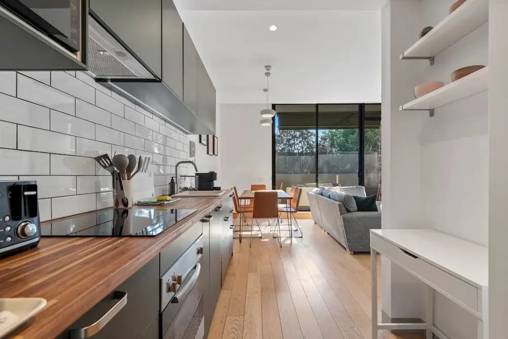 Chic 2-bed Apartment in Vibrant St Kilda - photo 11