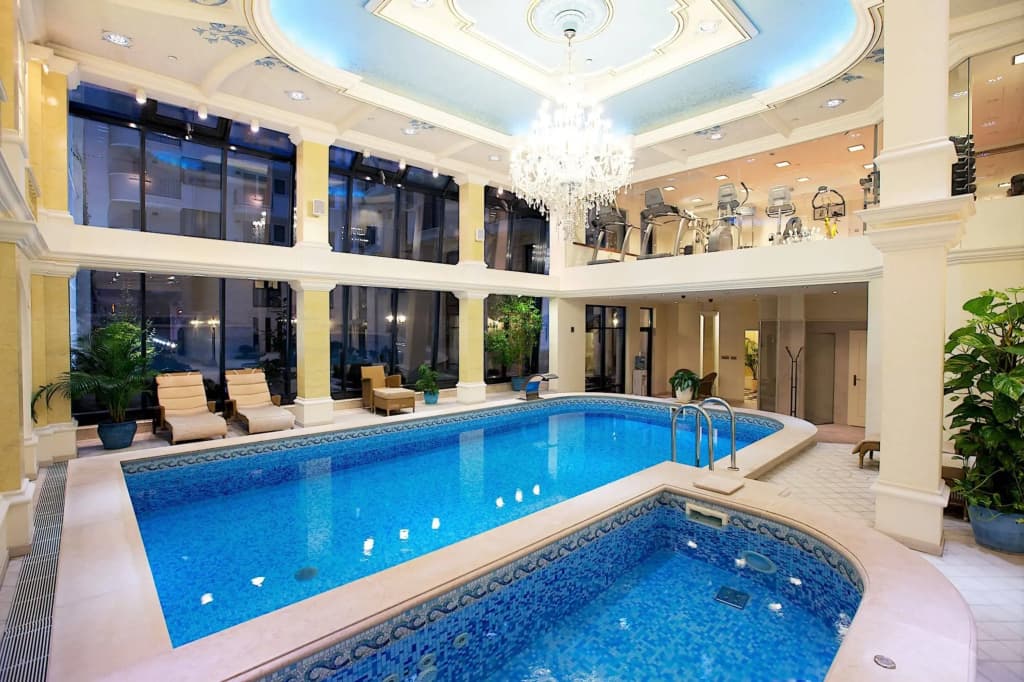 Queen's Court Hotel & Residence - photo 19