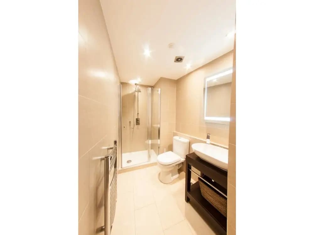 Bright, Classy 2BR Riverside Flat for 4 - photo 6