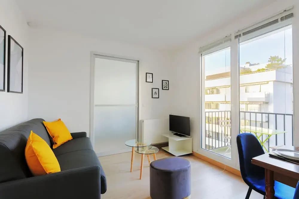 Eiffel Tower View Private Apartment - photo 6
