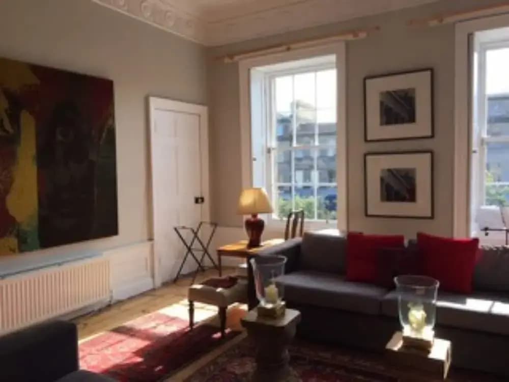 Elegant 2 Bedroom Home in City Centre - photo 4