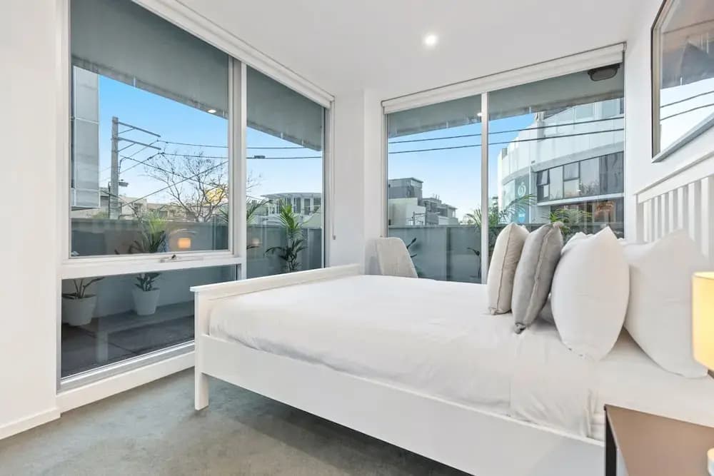 Sleek South Yarra 2-bed With Alfresco Dining - photo 6