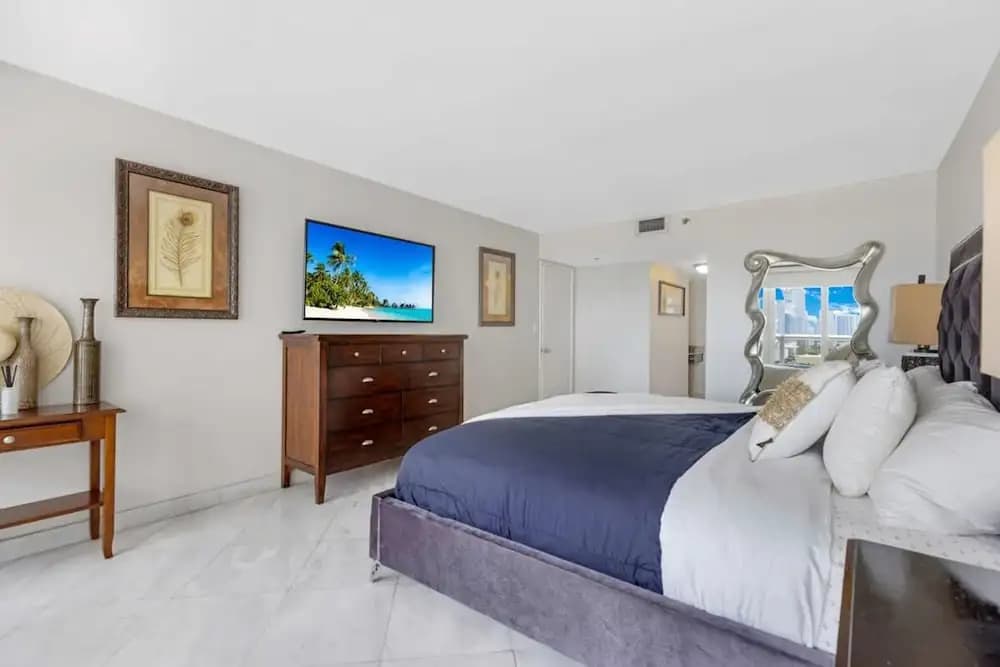 Sunny and Spacious 2 Bedroom Condo on the Bay - photo 40