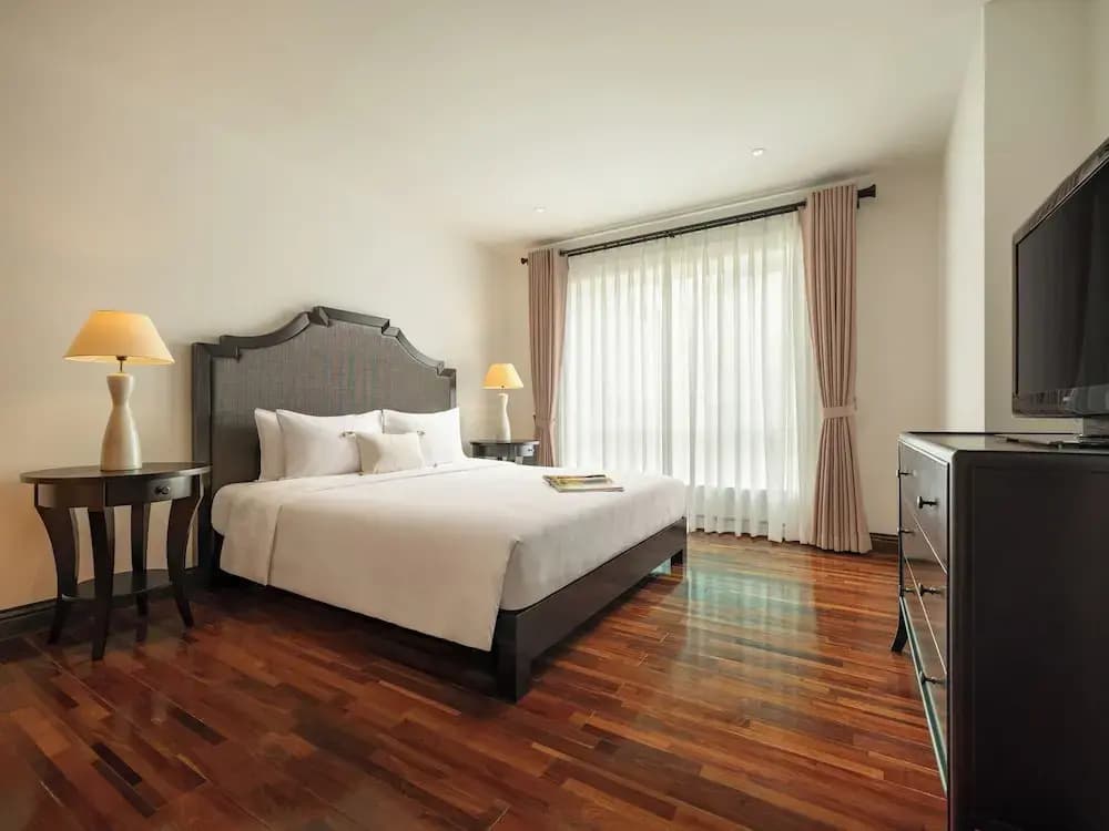 Elegant Suites Central - photo 2