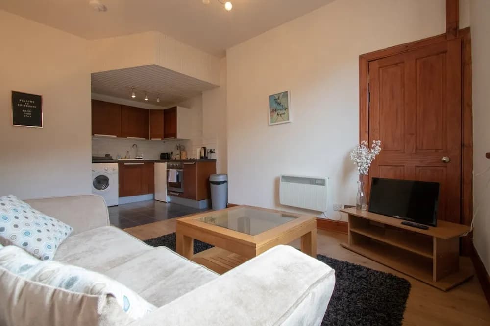 1 Bedroom Flat In Broughton - photo 2