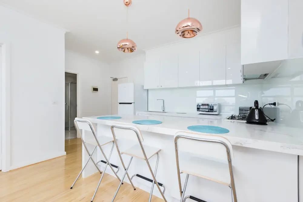 ROLAND, 1BDR Melbourne Apartment - photo 6