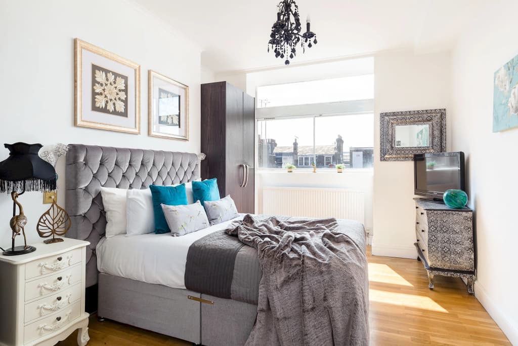 Designer 2-bed 2-bath Behind Selfridges - photo 2