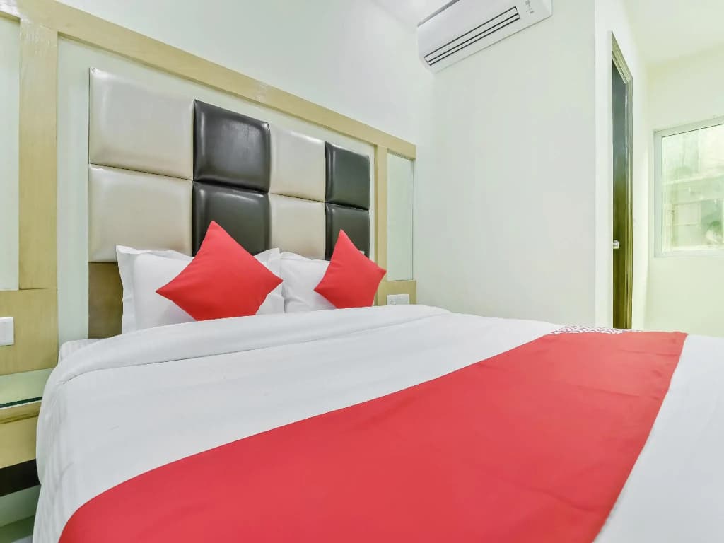 Vaccinated Staff- OYO 28237 Hotel Bramhaputra - photo 3