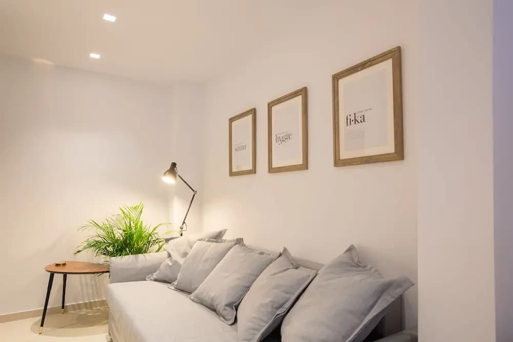 Phaedrus Living: City Luxury Flat Mavromichali - photo 3