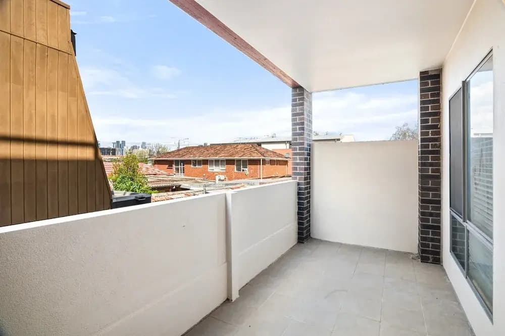 Bright 2-bed Flat With Balcony in Kensington - photo 9